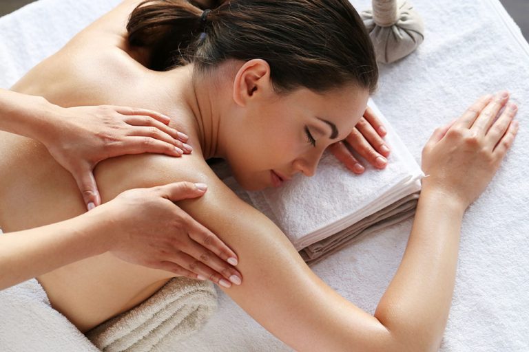 massages à domicile femme brune