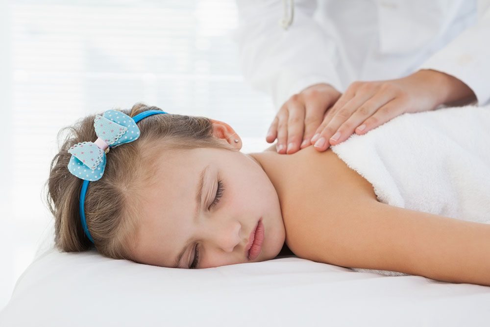 Le massage pour enfants fille