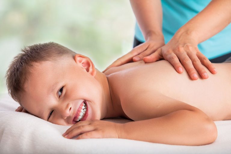 Le massage pour enfants garçon