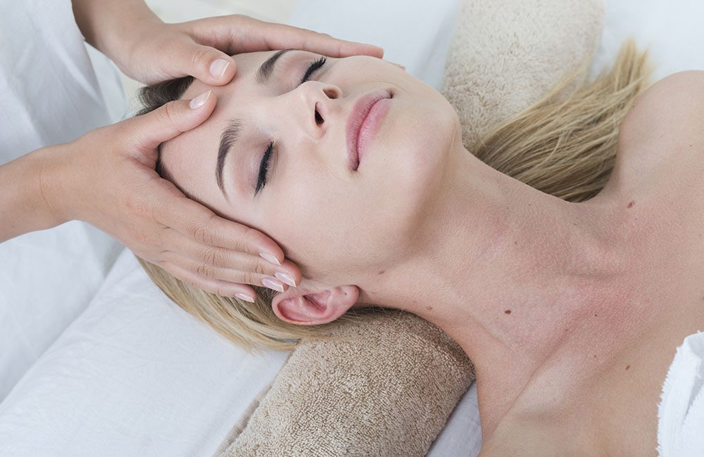 femme recevant un massage crânien
