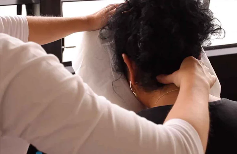 Lire la suite à propos de l’article Le massage Amma assis : votre pause bien-être au quotidien